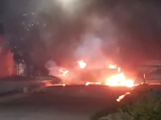 SINISTRO: Honda Civic é totalmente destruído no meio da rua durante incêndio    Rondoniaovivo.com