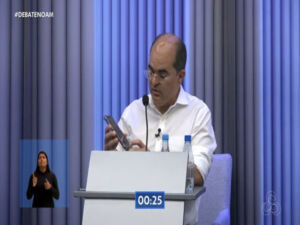 Vídeo: Candidato quebra regra de debate e irrita jornalista da Globo
