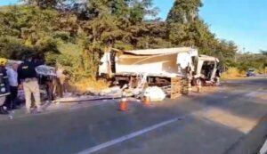 ASSISTA VÍDEO: caminhoneiro de Vilhena sobrevive a acidente que envolveu três caminhões e deixou um morto em rodovia de MT